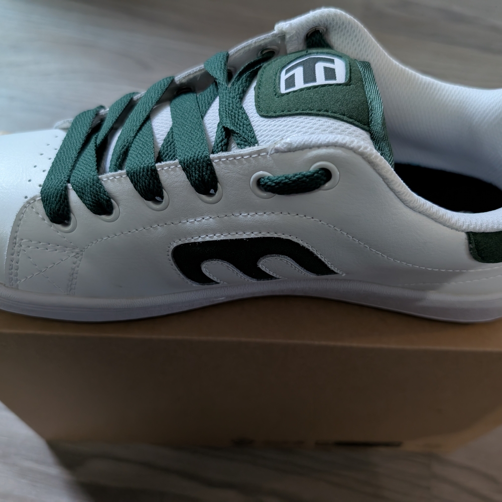 Etnies Mens White and Green Sneakers